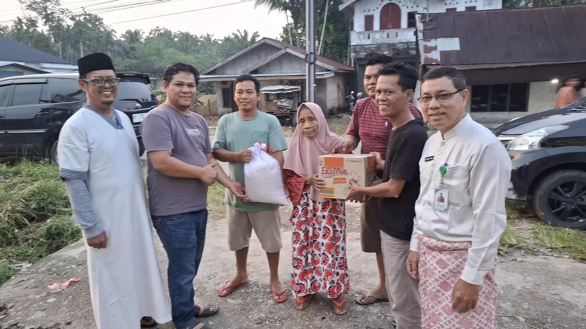 Foto : Sahabat  Rokan Hulu  Peduli Terus Hadir Di Tengah Masyarakat Salurkan Bantuan Kepada Korban Kebakaran Dan Banjir Di Tiga Lokasi (NAWACITAPOST.COM)
