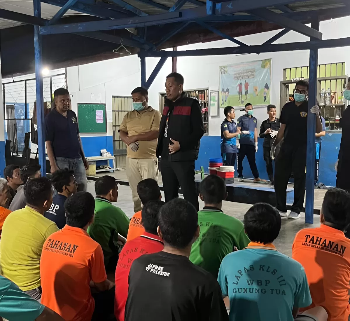 Kalapas Gunungtua dan Jajaran Saat Penggeledahan Kamar Hunian Warga Binaan