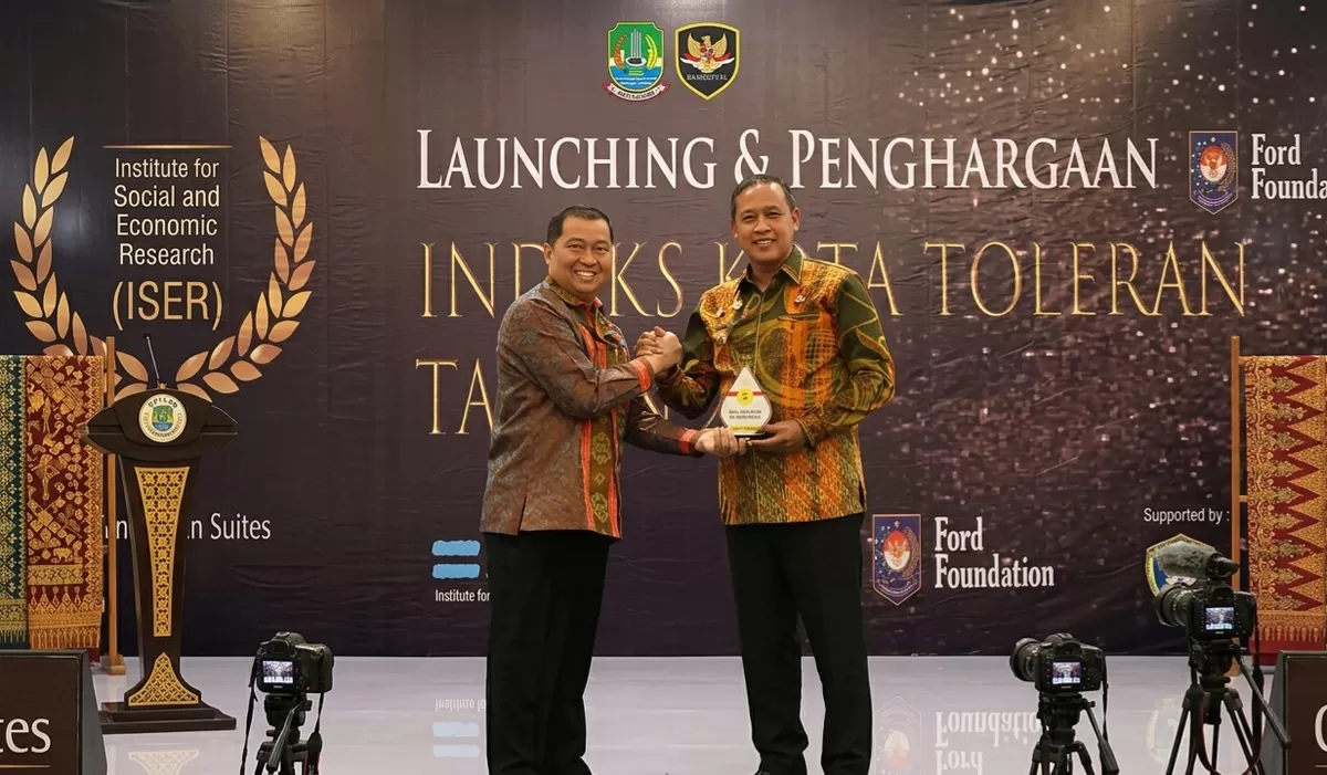 Tri Adhianto Wali Kota Bekasi ketika menerima penghargaan Indeks Kota Toleran (IKT) (Istimewa)