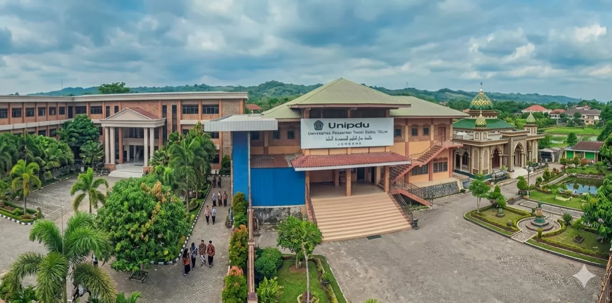 Tampak depan Gedung Universitas Pesantren Tinggi Darul Ulum (Unipdu) (Istimewa)