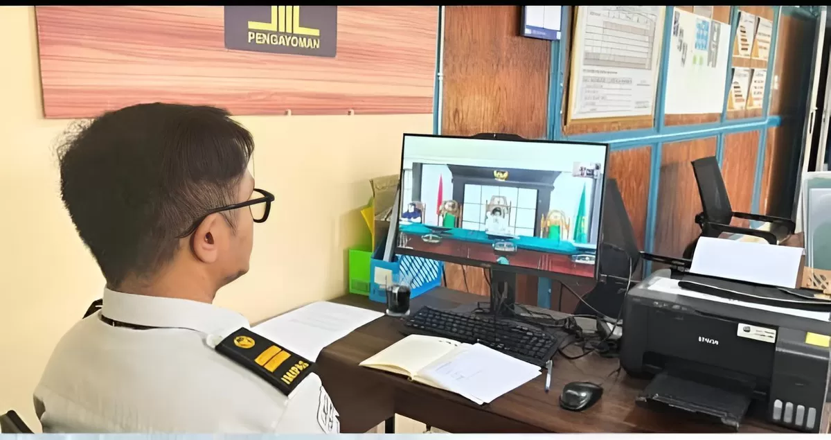 Petugas Bapas Muara Teweh Saat Pendampingan ABH di PN Buntok