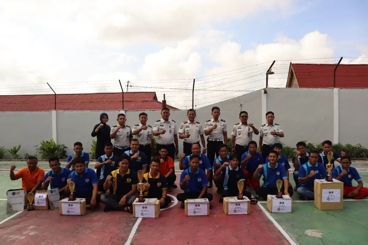 Kalapas Muara Teweh dan Jajaran Bersama Warga Binaan Penerima Hadiah 