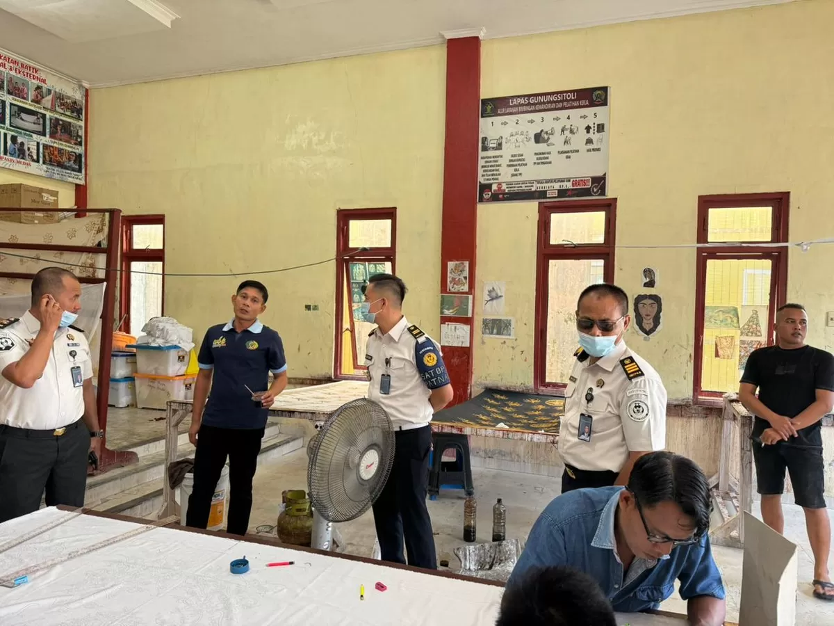 Kasi Binadik dan Giatja Lapas Gunungsitoli Saat Lakukan Kontrol Bidang
