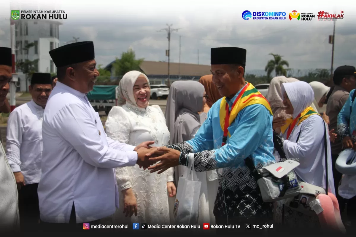 Foto Bupati Anton, Ketua TP PKK, Forkopimda dan Kepala OPD Saat Lepas Keberangkatan JCH Rokan Hulu Tahun 2026 Dari Bandara Tuanku Tambusai   (Diskominfo Rohul )