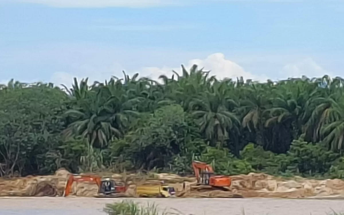 Foto Tambang Galian C Beroperasi Diduga Ilegal Di Daerah Aliran Sungai Batang Kumu Desa Bangun Jaya, Kecamatan Tambusai Utara, Tampak Mobil Angkutannya    (Foto Tim Dari Lapangan )