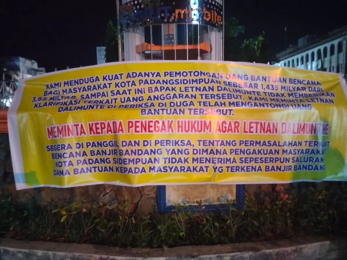 Banner Aksi damai warga dan mahasiswa menuntut hak mereka (Istimewa)