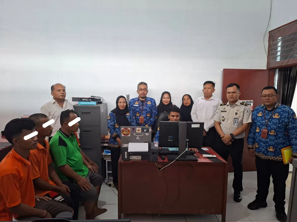 Kalapas Gunungtua dan Jajaran Bersama Dukcapil Saat Pemadanan NIK bagi Tahanan dan Narapidana
