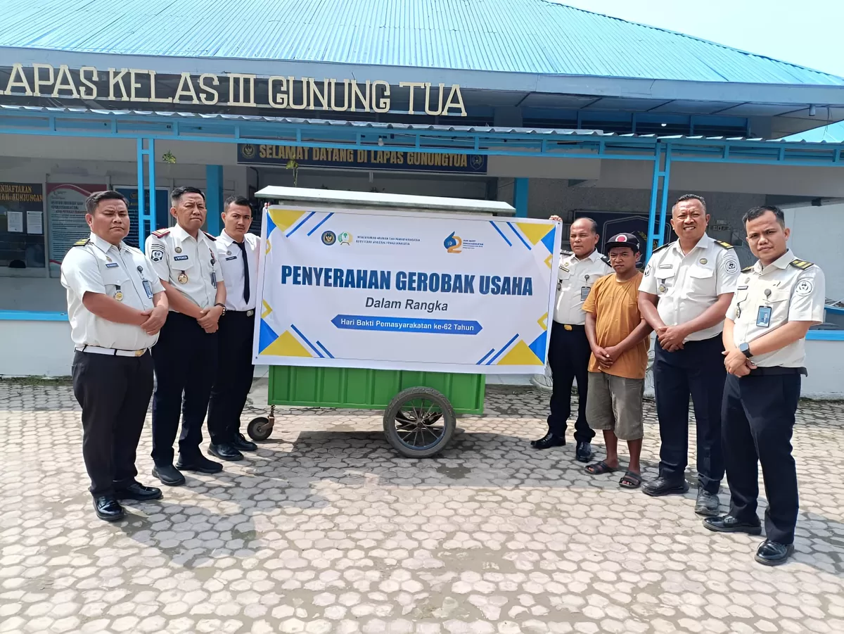 Kalapas Gunungtua dan Jajaran Saat Serahkan Bantuan Gerobak Usaha Kepada Masyarakat Kurang Mampu