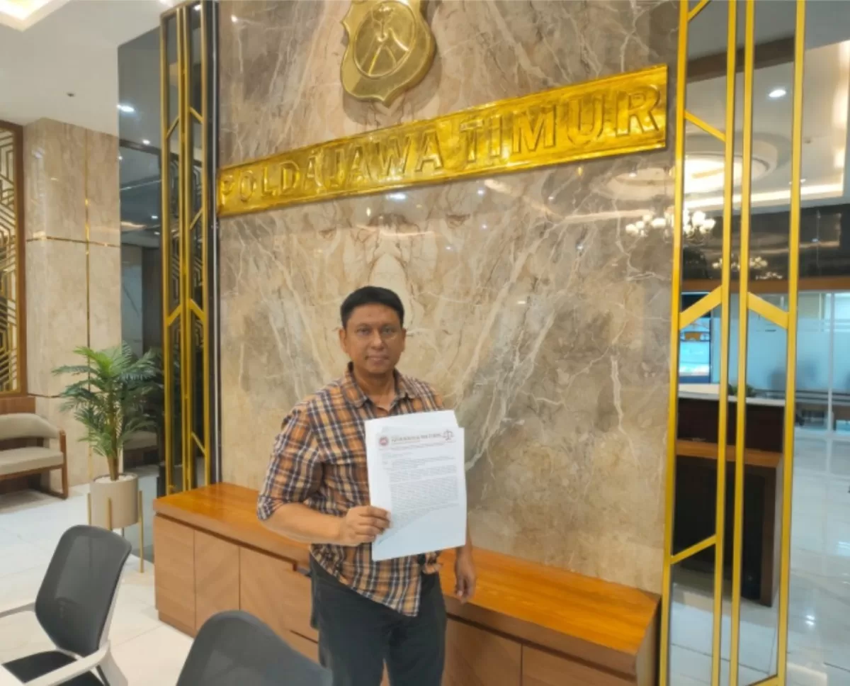 Foto Zamrud Khan saat melaporkan temuannya ke Polda Jawa Timur pada Rabu (29/4/2026). (Nawi)