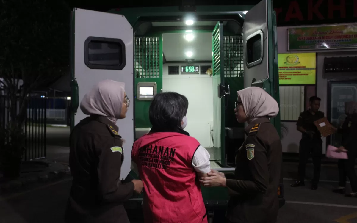 Kejaksaan Negeri Gunungsitoli resmi menahan ROZ  dlm perkara dugaan tindak pidana korupsi pada pembangunan RSU Kls D Pratama Kabupaten Nias