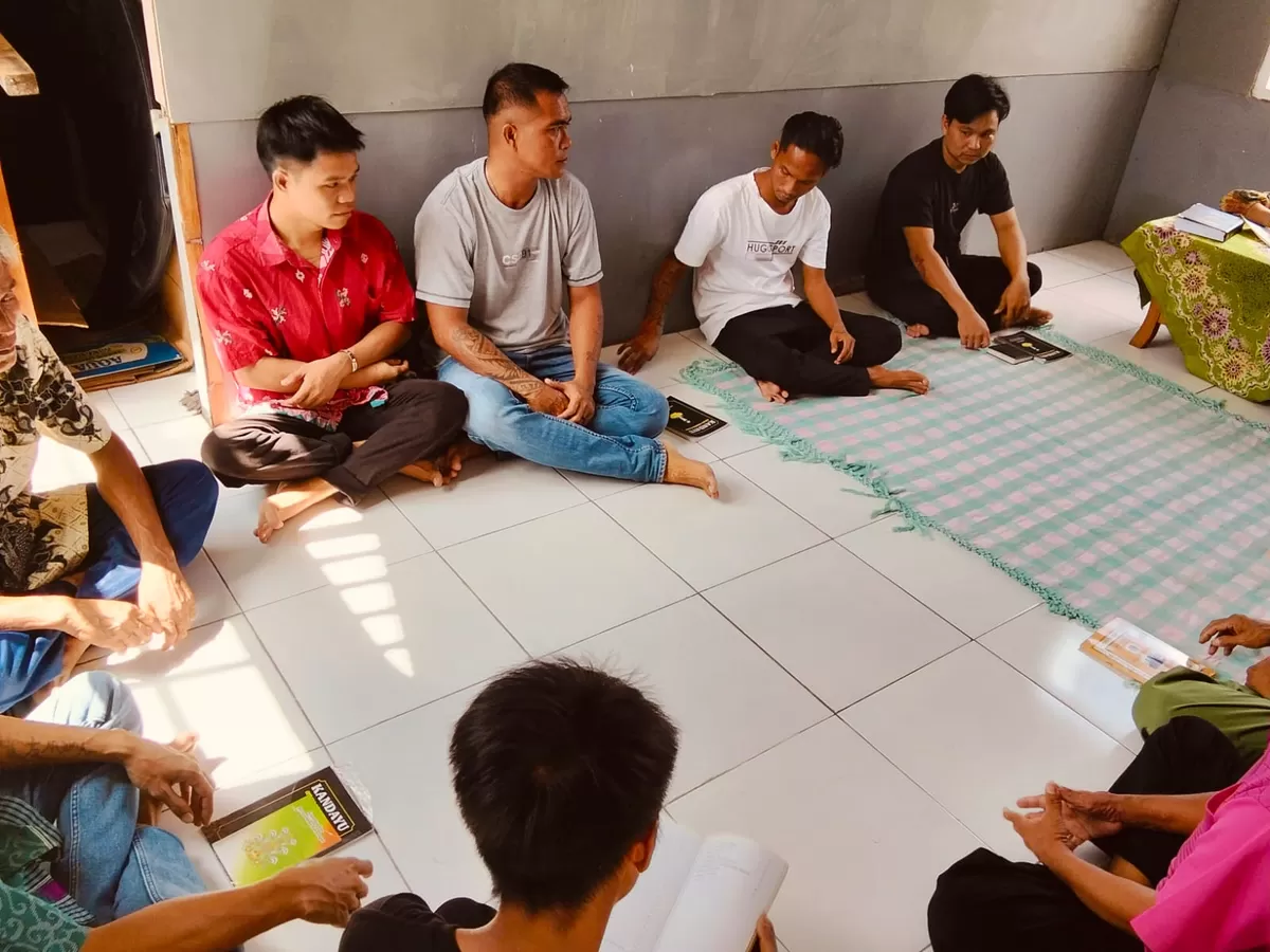 WBP Beragama Agama Hindu Lapas Muara Teweh Saat Mengikuti Kegiatan Ibadah