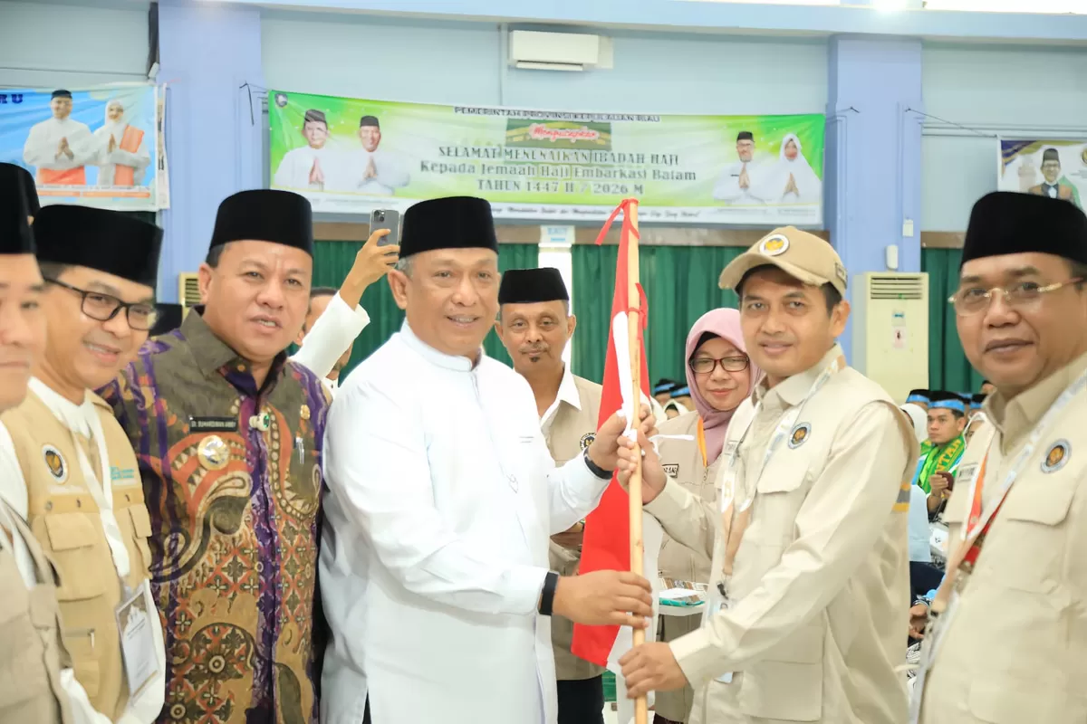 Penuh Haru, Bupati Anton Lepas Jemaah Calon Haji Kabupaten Rokan Hulu Dari  Embarkasi Batam.   (Diskominfo Rohul )