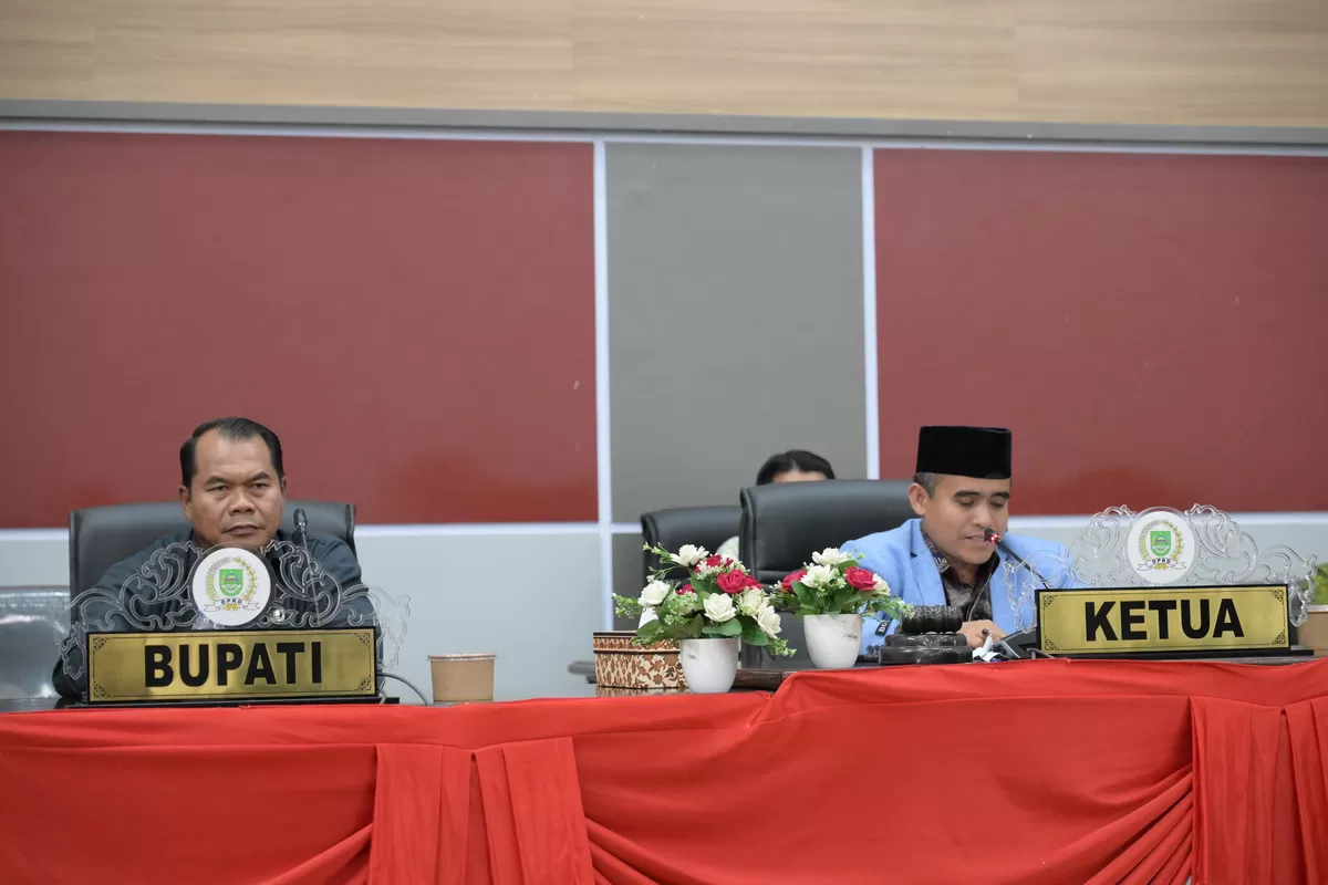 Foto Wakil Ketua Mohammad Aidi, S.H. Bersama Staf Ahli Margono dan Sekwan saat DPRD Rokan Hulu Laksanakan Tiga Agenda  Rapat Paripurna Dalam Sehari    (NAWACITAPOST.COM)