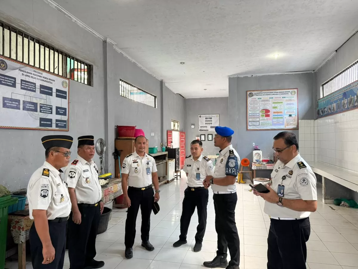 Kalapas Gunungsitoli dan Jajaran Saat Pengecekan Kegiatan Dapur Lapas