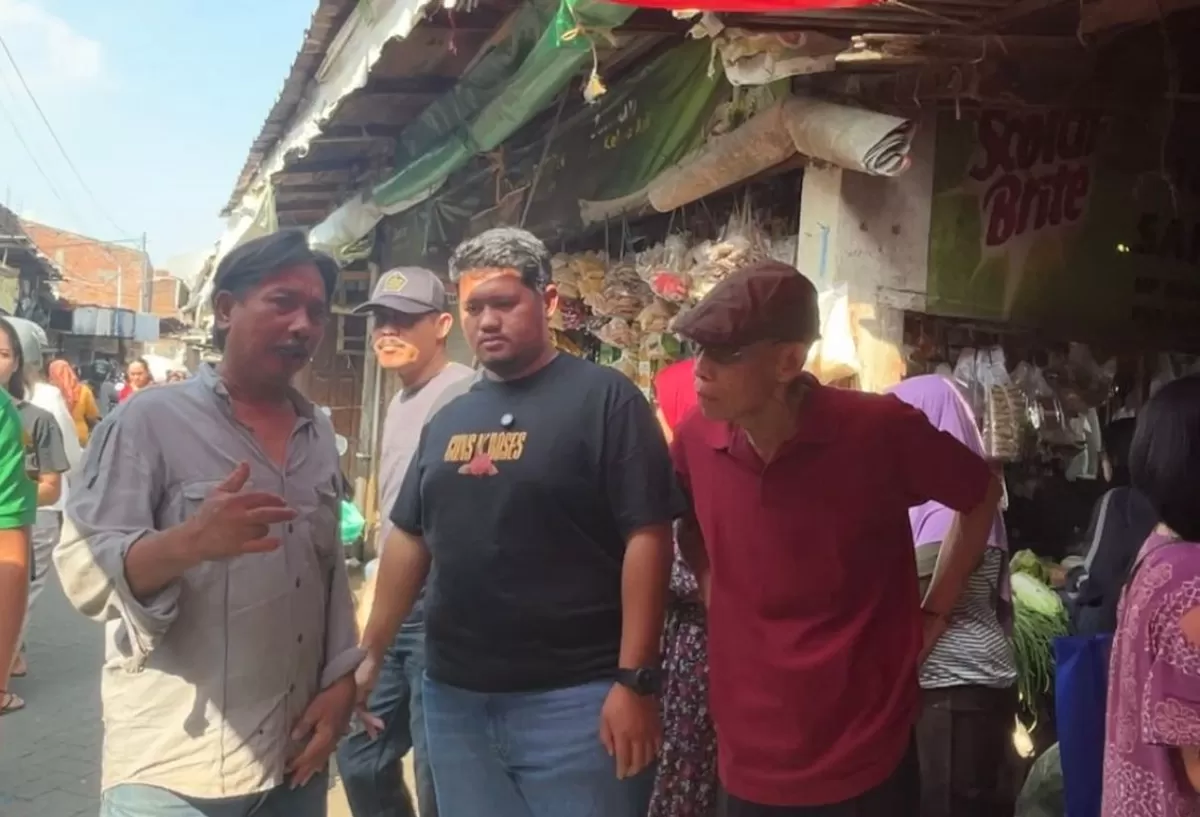 Anggota DPRD Kota Surabaya dari Fraksi PDI Perjuangan, Arjuna Rizki saat mengunjungi pasar tumpah di Pasar Krukah, Kelurahan Ngagel Rejo