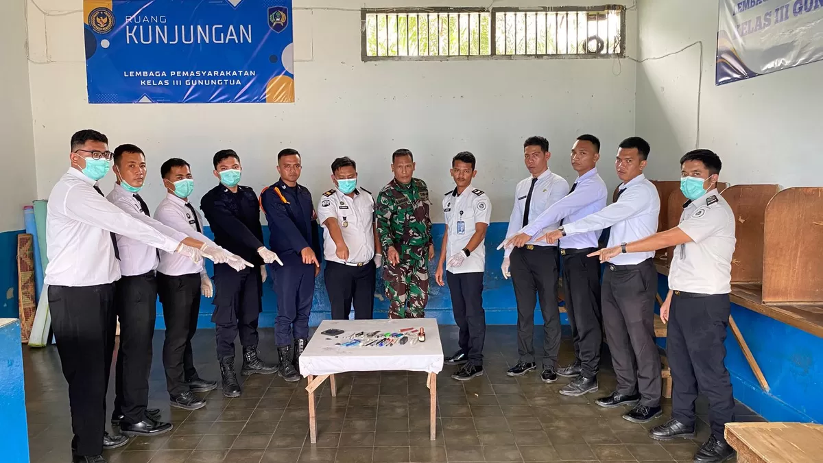 Petugas Lapas Gunungtua Setelah Penggeledahan Kamar Hunian Warga Binaan