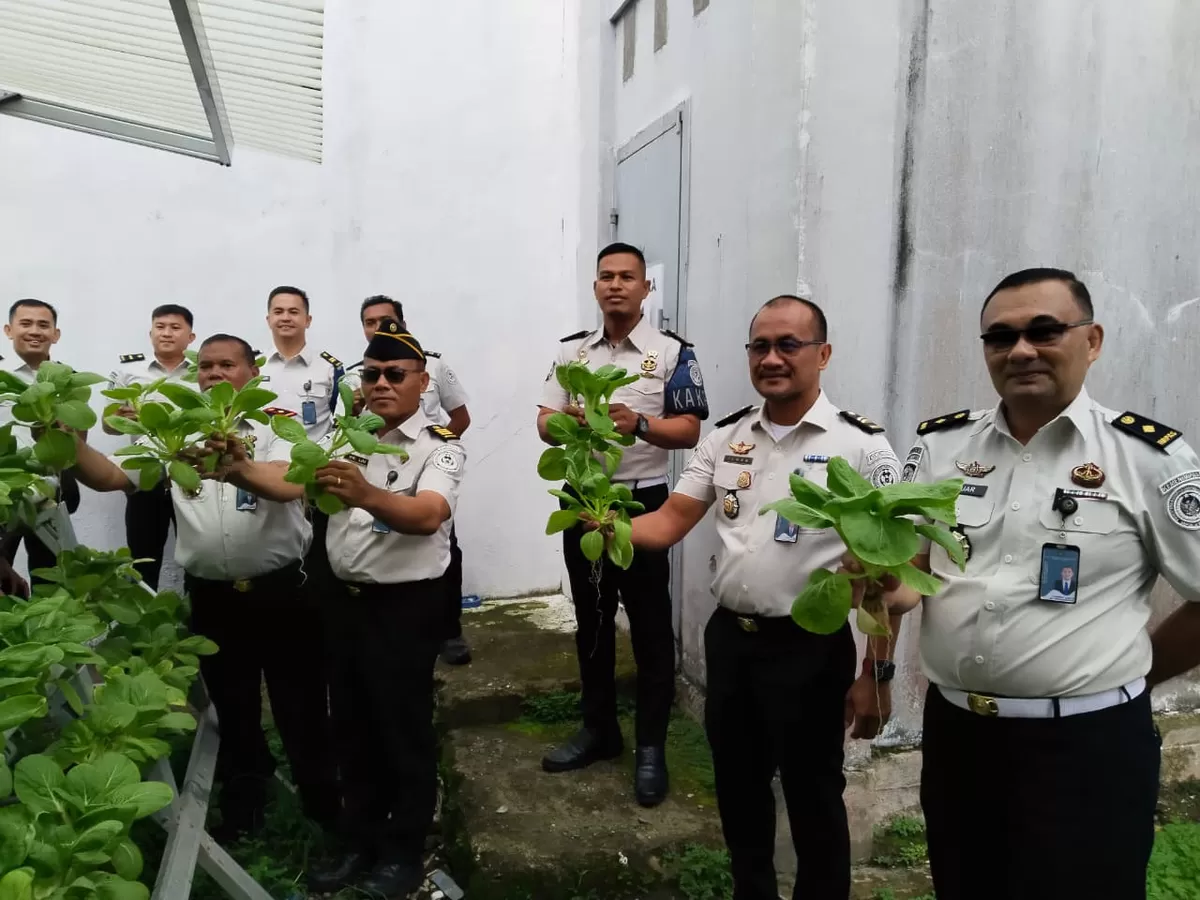 Kalapas Gunungsitoli dan Jajaran Saat Panen Raya Pokcoy Hidroponik