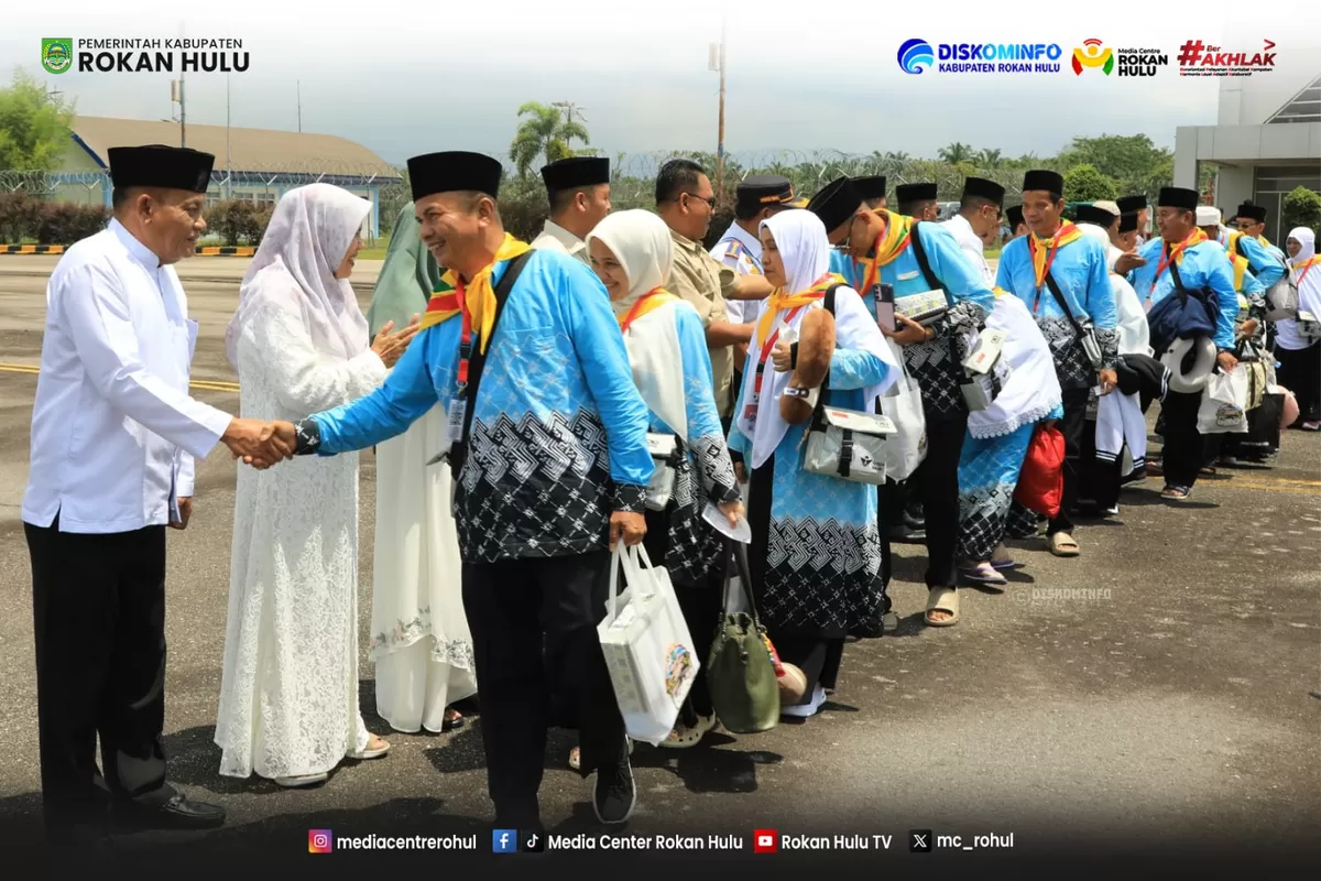 Foto Didampingi Pj. Sekda, Wabup Syafaruddin Poti, Saat Melepas  JCH Rokan Hulu Dari Bandara Tuanku Tambusai Menuju Batam   (Diskominfo Rohul )