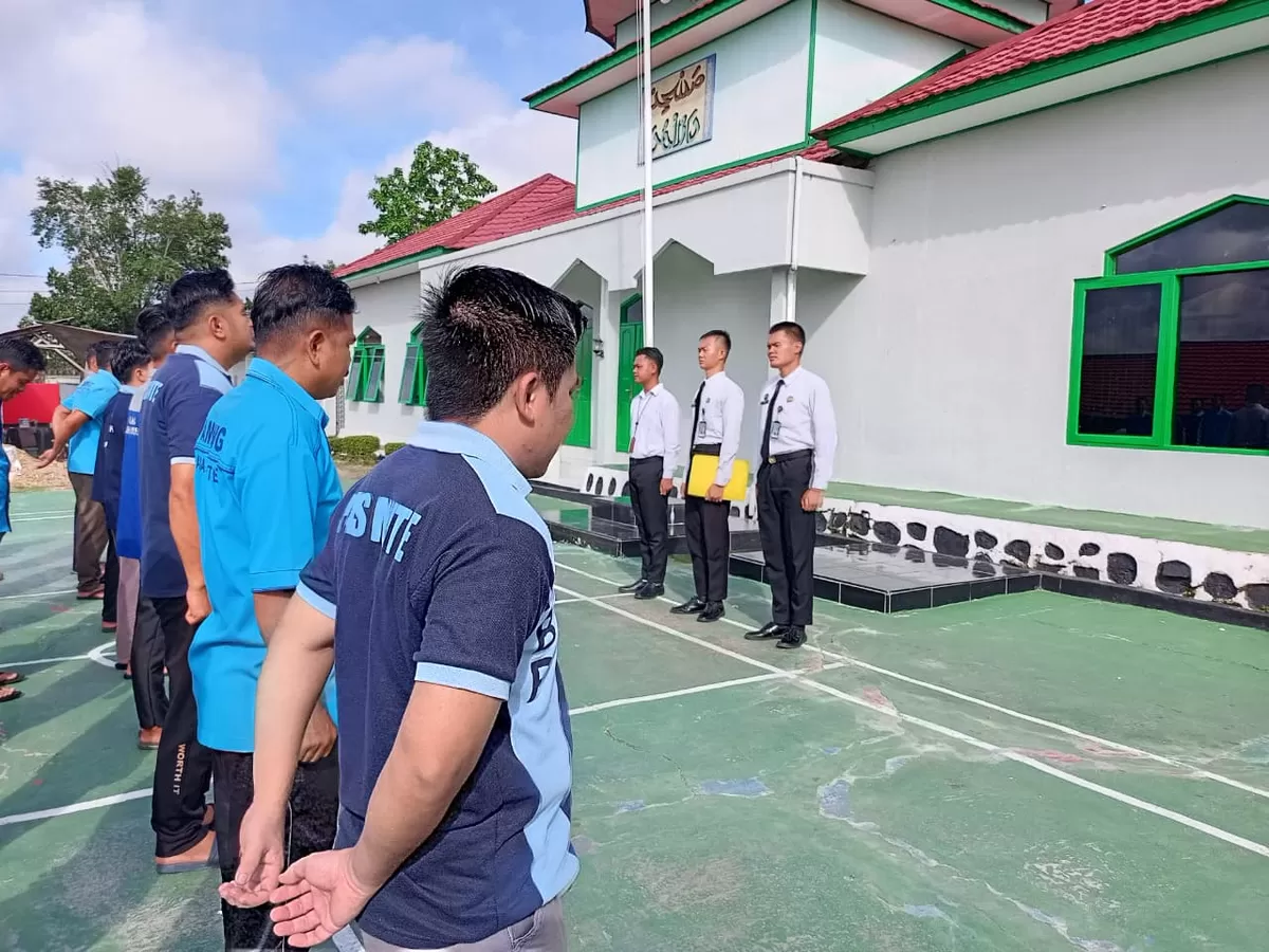 Petugas Lapas Muara Teweh Bersama Warga Binaan Pembantu (Tamping)