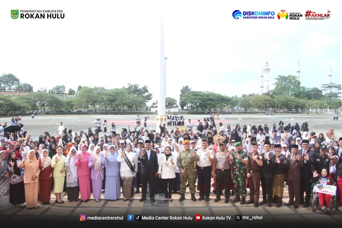 Foto Peringati Hari Pendidikan Nasional Tahun 2026, Bupati Rokan Hulu Anton, S T.,  M M ., Ajak Seluruh Elemen Wujudkan Pendidikan Bermutu Demi Ciptakan SDM Unggul (Diskominfo Rohul )