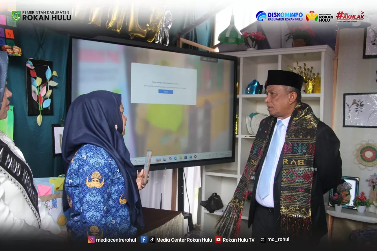 Foto: Momen Hardiknas Tahun 2026, Bupati Anton Resmikan Pameran Pendidikan Sebagai Ruang Inspirasi Dan Inovasi   (Diskominfo Rohul )