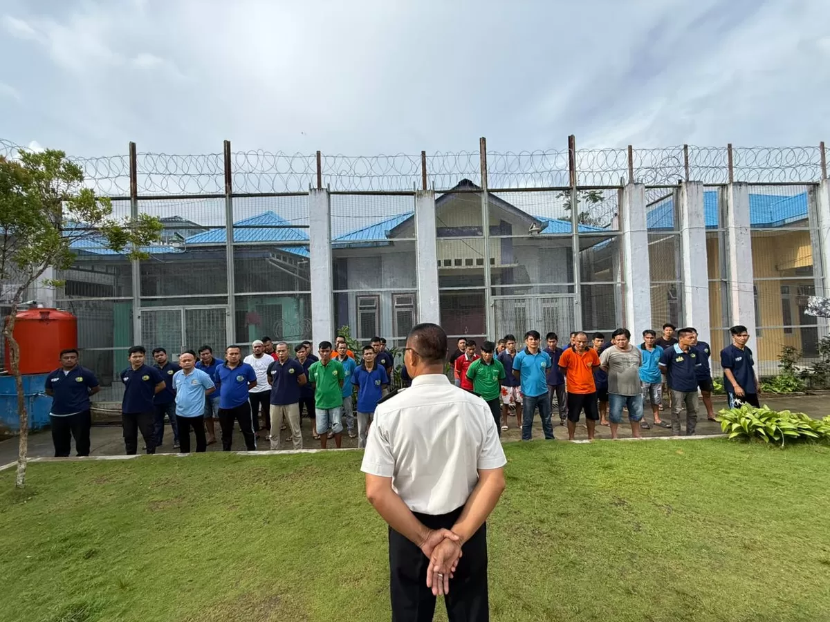 Kasi Binadik dan Giatja Lapas Gunungsitoli Saat Pimpin Apel Tamping