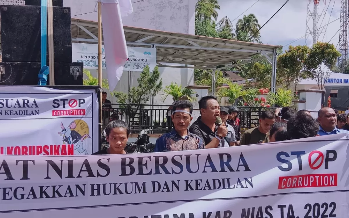 Ratusan massa yang tergabung dalam Rakyat Nias Bersuara untuk Penegakan Hukum dan Keadilan menggelar aksi unjuk rasa di depan Kantor Kejaksaan Negeri Gunungsitoli, Kamis(07/05/2026)