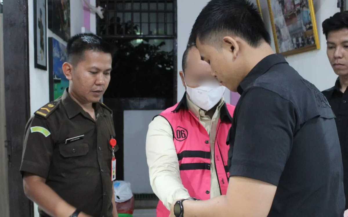 Kejari Gusit melalui Jaksa Penyidik pada Seksi Tindak Pidana Khusus resmi menahan LBL sebagai KPA TA. 2022-2023 pada kasus RSU Pratama Kabupaten Nias