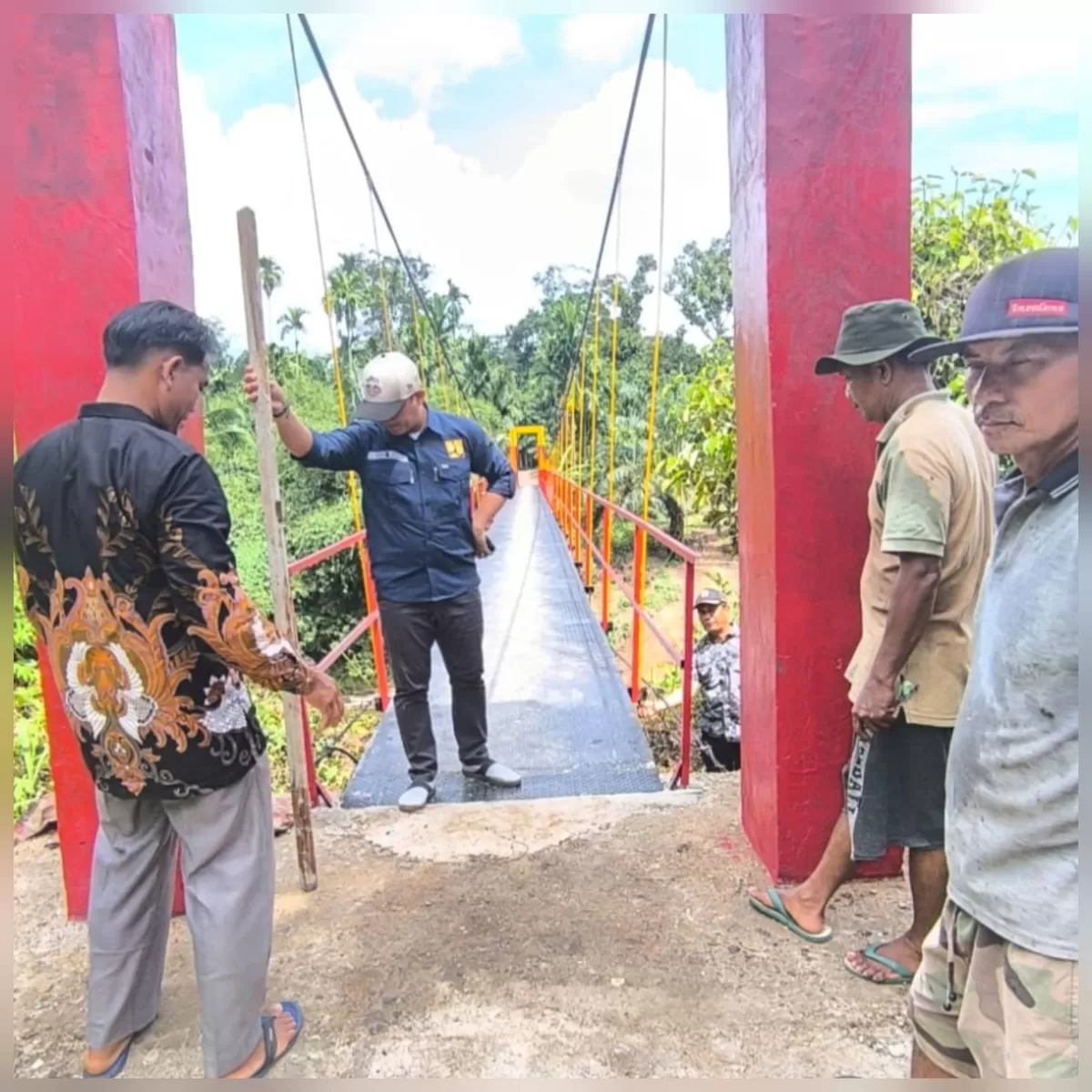 Foto Kabid Jalan dan Jembatan Dinas PUPR Kabupaten Rokan Hulu Resqi Rades., S.T., saat meninjau langsung Jembatan Sei Batang, setelah Rampung dikerjakan  (NAWACITAPOST.COM)