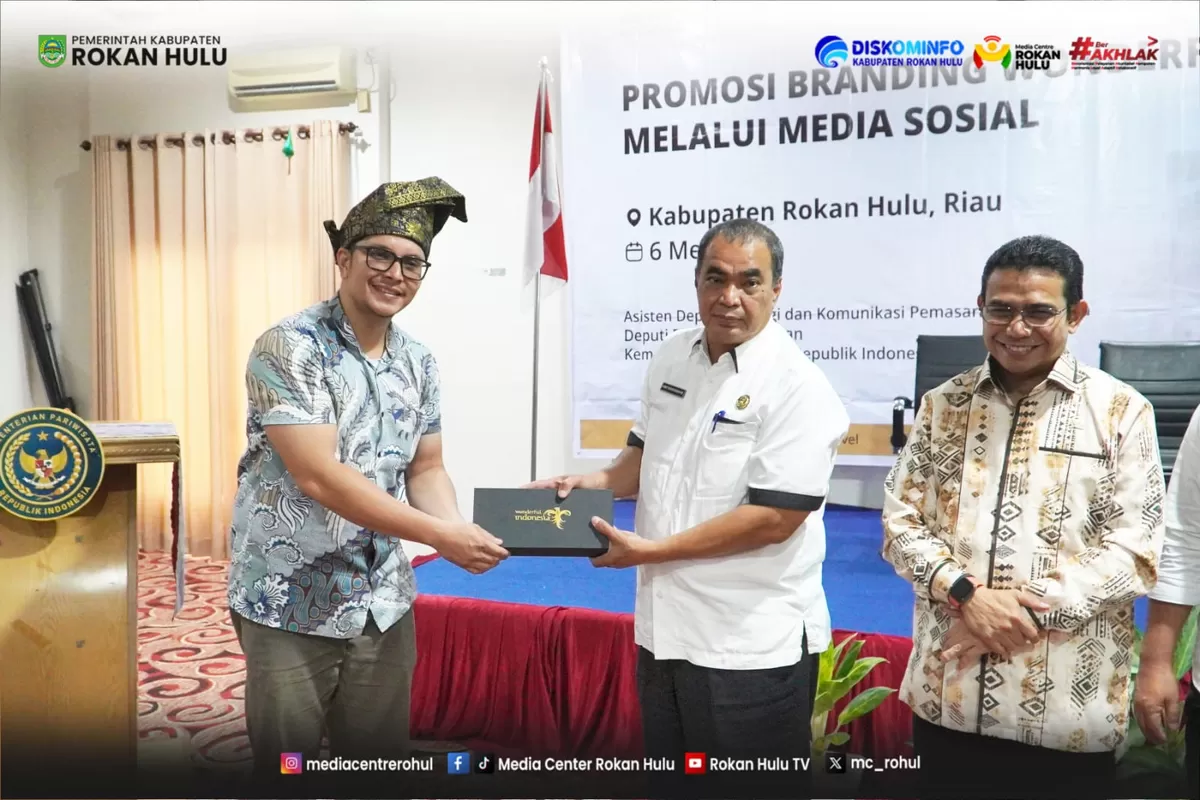 Foto Anggota DPR RI, Kemenpar RI Dan Pemkab Rokan Hulu Taja Bimtek Promosi Wisata,  Bangkitkan Pariwisata Rohul Melalui Media Sosial. (Diskominfo Rohul )
