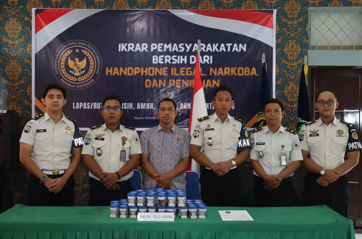 Petugas dan WBP Lapas Muara Teweh Saat Kegiatan Tes Urine