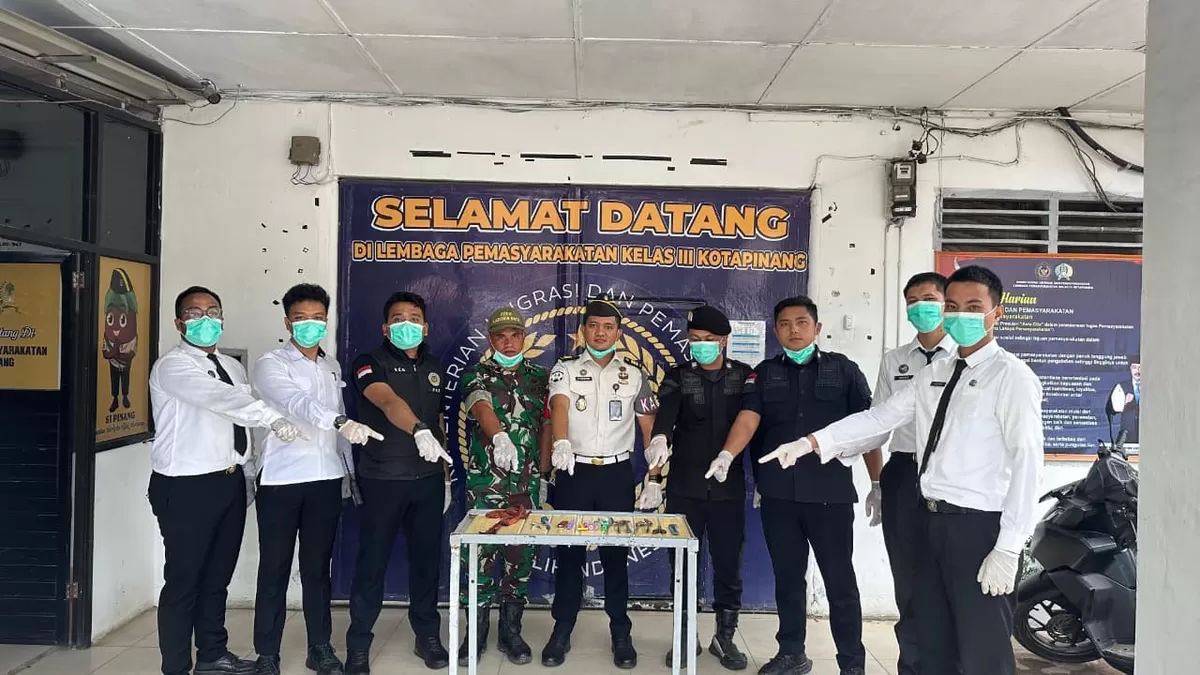 Petugas Lapas Kotapinang Saat Penggeledahan Blok Hunian Warga Binaan