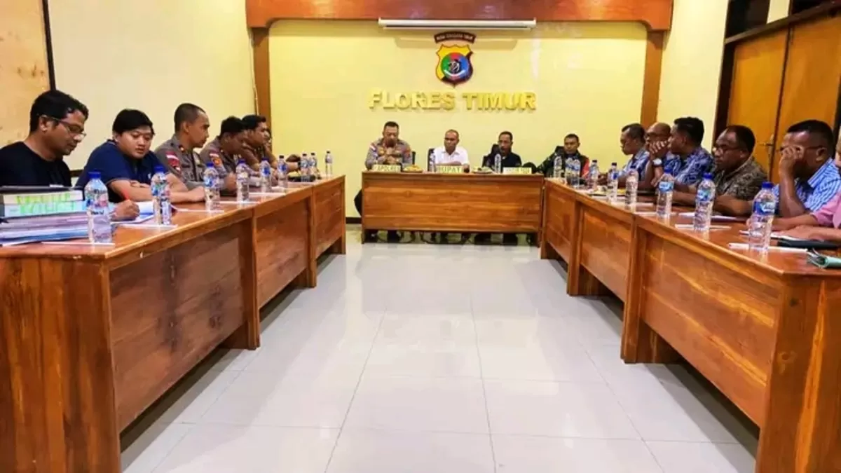 Wakil Bupati Flores Timur Ignasius Boli Uran memimpin rapat strategis bersama unsur Forkopimda, TNI-Polri, dan sejumlah pejabat daerah (Istimewa)