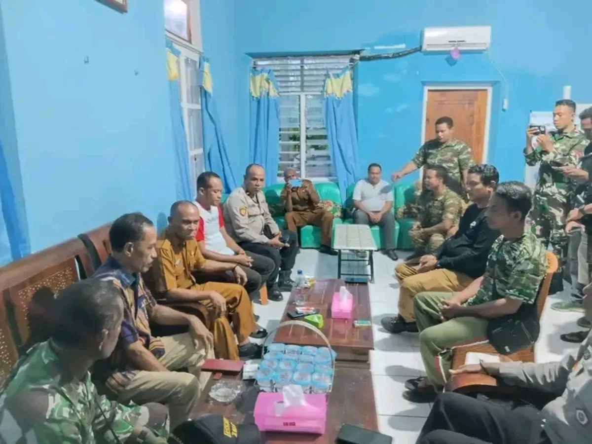Wakil Bupati Flores Timur, Ignasius Boli Uran, ketika memimpin pertemuan Kepala Desa Waiburak, Muhamad Saleh dan Kepala Desa Narasaosina Yandris Toland di Kantor Camat Adonara Timur, Flores Timur. (Istimewa)