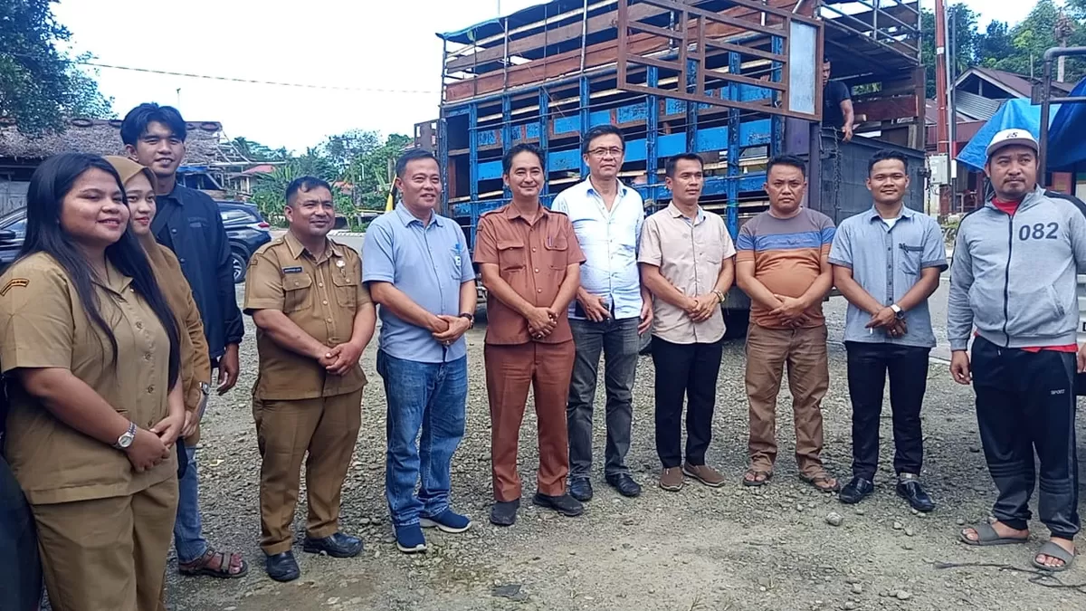 Plt Kepala DKPP dan BUMD Saat Salurkan 175 Ekor Babi di Enam Desa