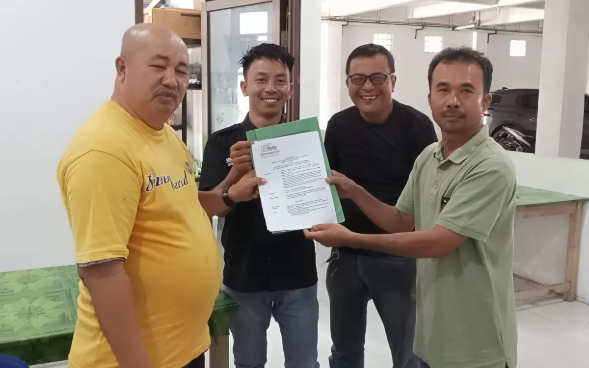 Ketua SMSI Suarman Tel (ujung kanan), Sekretaris Krispinus K Zeb ( 3 dari kanan), Bendahara Kurniaman Zend ( 2 dari kanan) saat menyerahkan SK Tim panitia Pelaksana kpd ketua Panitia, Agust Zega