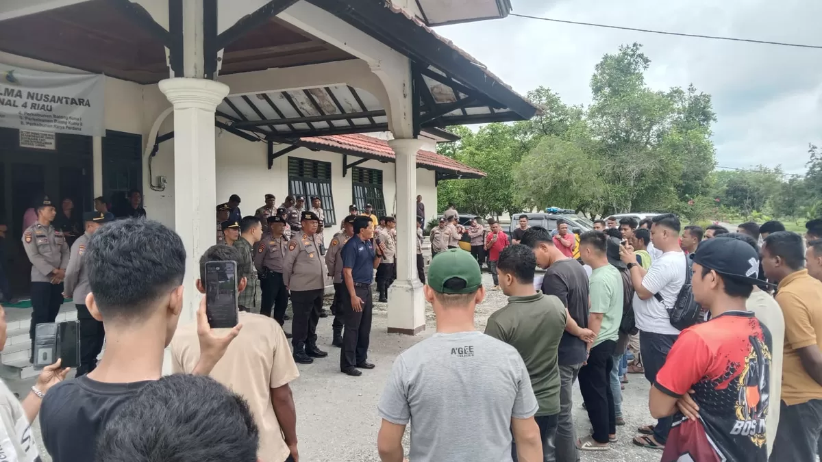 Foto : Puluhan Masyarakat Desa Lubuk Soting "Serbu" Kantor PT Agrinas Eks Kebun Tamtim PT Torus Ganda (NAWACITAPOST.COM)