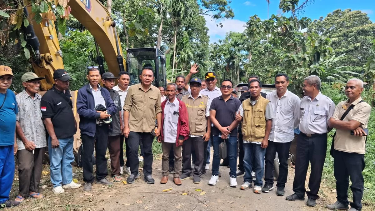 Bupati Flores Timur, Antonius Doni Dihen, ketika meninjau lokasi sekaligus meresmikan dimulainya pengerjaan ruas jalan Baniona&ndash;Kawela&ndash;Watodei di Desa Kawela, Kecamatan Wotan Ulumado, Flores Timur, NTT (Istimewa)