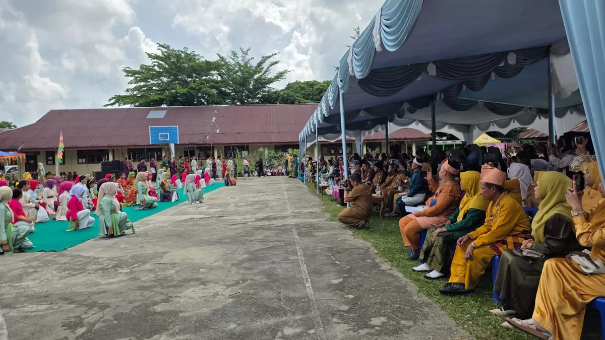 Foro : Pentas Seni dan Bazar Masakan Khas Melayu  Siswa-siswi SMPN 2 Ujungbatu, Kabupaten Rokan Hulu (NAWACITAPOST.COM)