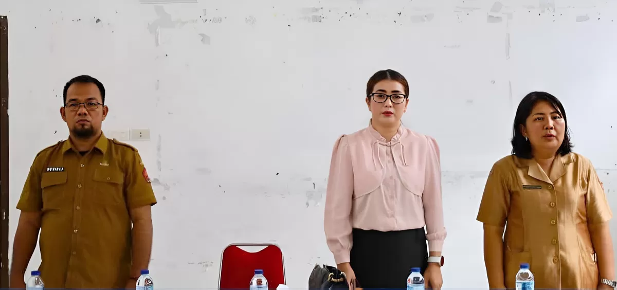 Bunda PAUD Nias Barat Ny. Elvita Eliyunus Waruwu Saat Pimpin Rapat Bersama Sekdis