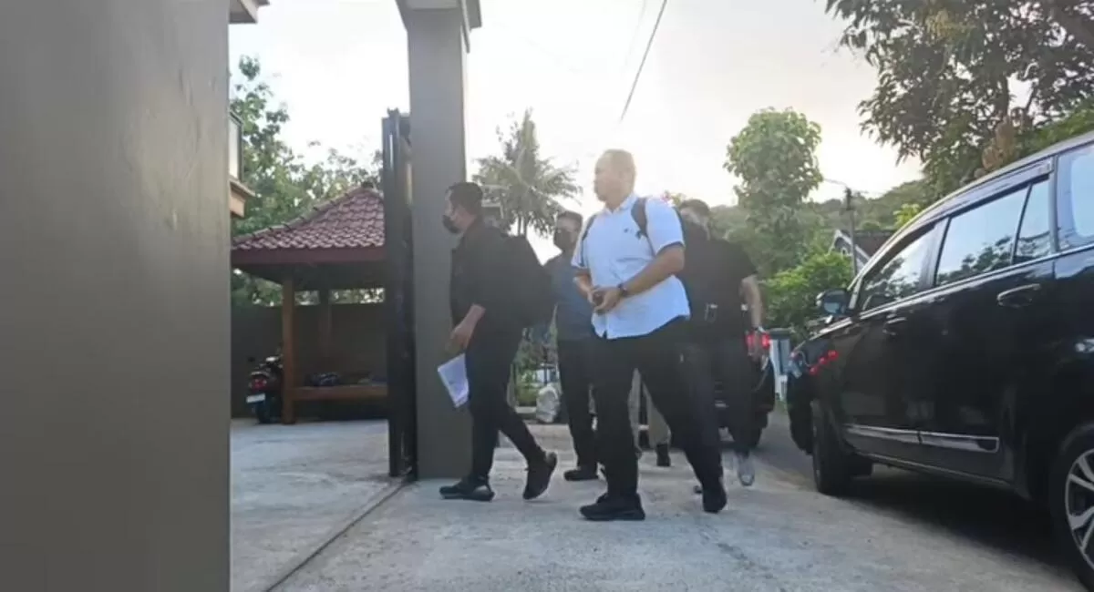 KPK saat memasuki rumah CM  (Istimewa)