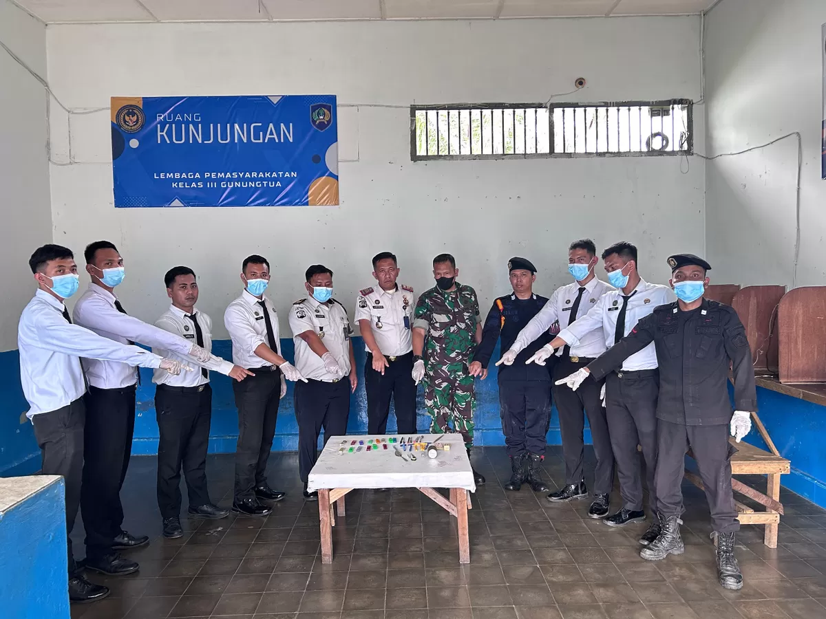 Kalapas Gunungtua dan Jajaran Bersama Personil TNI Setelah Kegiatan Penggeledahan