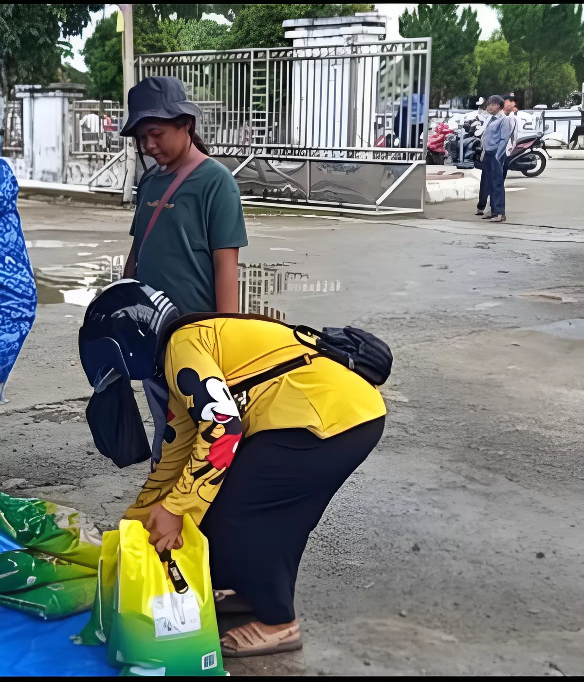 Warga Saat Belanja Pangan Murah di Halaman Kantor Bupati Nias Barat