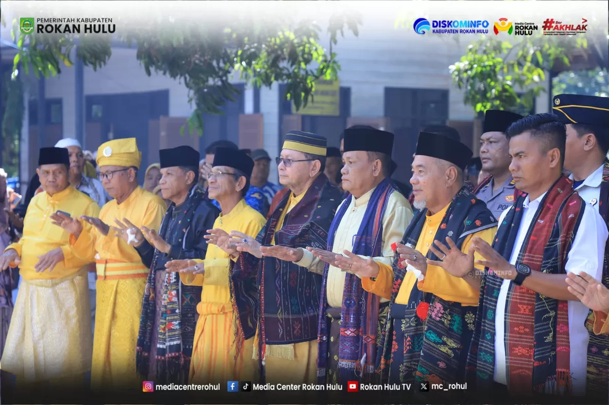 Foto Bersama Plt. Sekda Rokan Hulu Dan Pimpinan DPRD Riau Saat Hadiri Tradisi Mandai Ulu Taon Di Bagas Rarangan Boru Namora Suri Andung Jati Huta Haiti (Diskominfo Rohul )