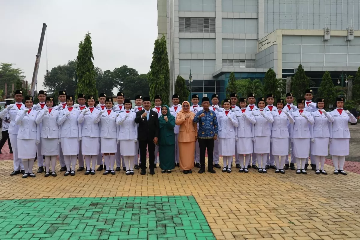 Sesi foto bersama dengan Paskibraka seusai upacara Harkitnas  (Istimewa)