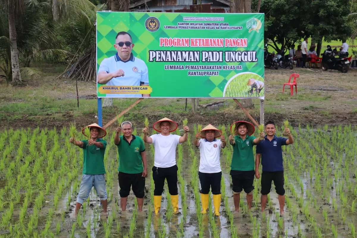 Kasi Giatja Lapas Rantauprapat dan Jajaran Saat Penanaman Bibit Padi