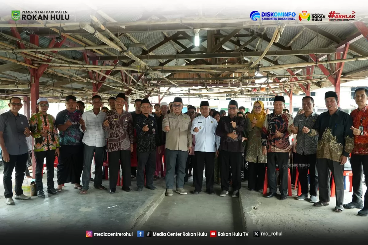 Foto Bersama Saat Serahkan Bantuan Pasca Kebakaran Di Pasar Pekan Tebih, Wabup Syafaruddin Poti Ajak Masyarakat Bergotong Royong  (Diskominfo Rohul )
