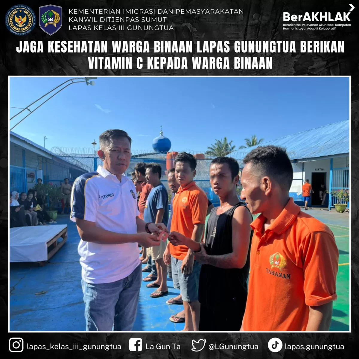 Kalapas Gunungtua Saat Bagikan Vitamin C Kepada Warga Binaan