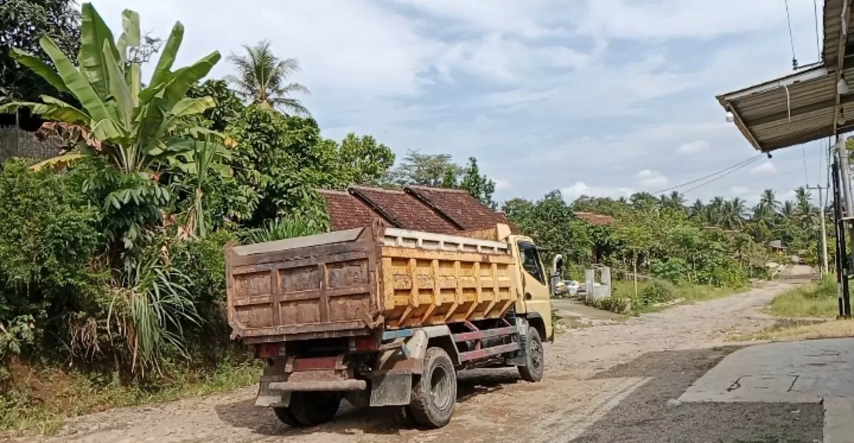 Salah satu dump truck yang melintas di jalan warga menuju galian tambang batu (galian c) (Amrulloh Nawacita)