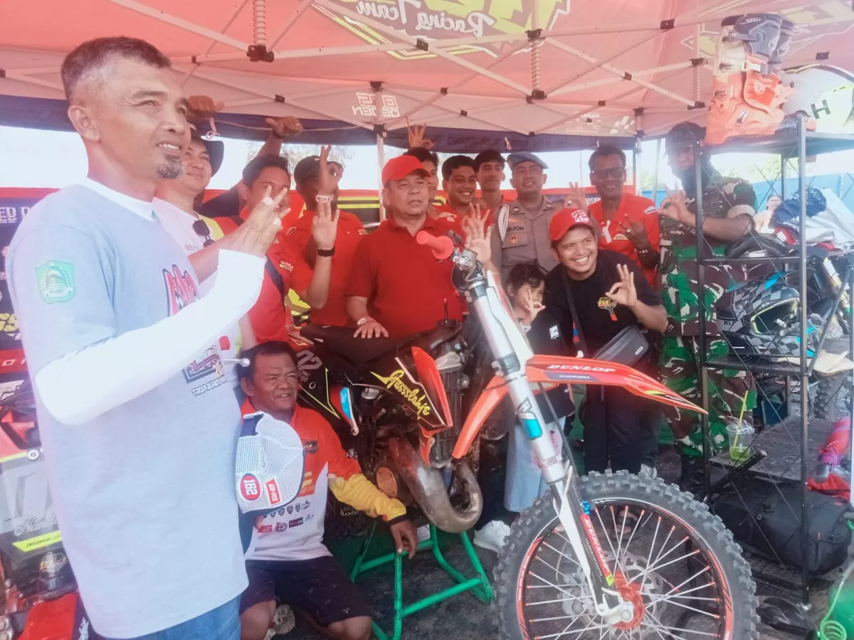 Foto Wakil Bupati Syafaruddin Poti Serahkan Piala Dan Motor Kepada Juara Motocross Dan Grasstrack BMN Rokan Hulu didampingi Ketua Panitia Roni Hariman   (DISKOMINFO ROHUL )